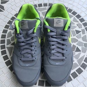 Nike Airmax  navigate mens size 8.5 gray and green